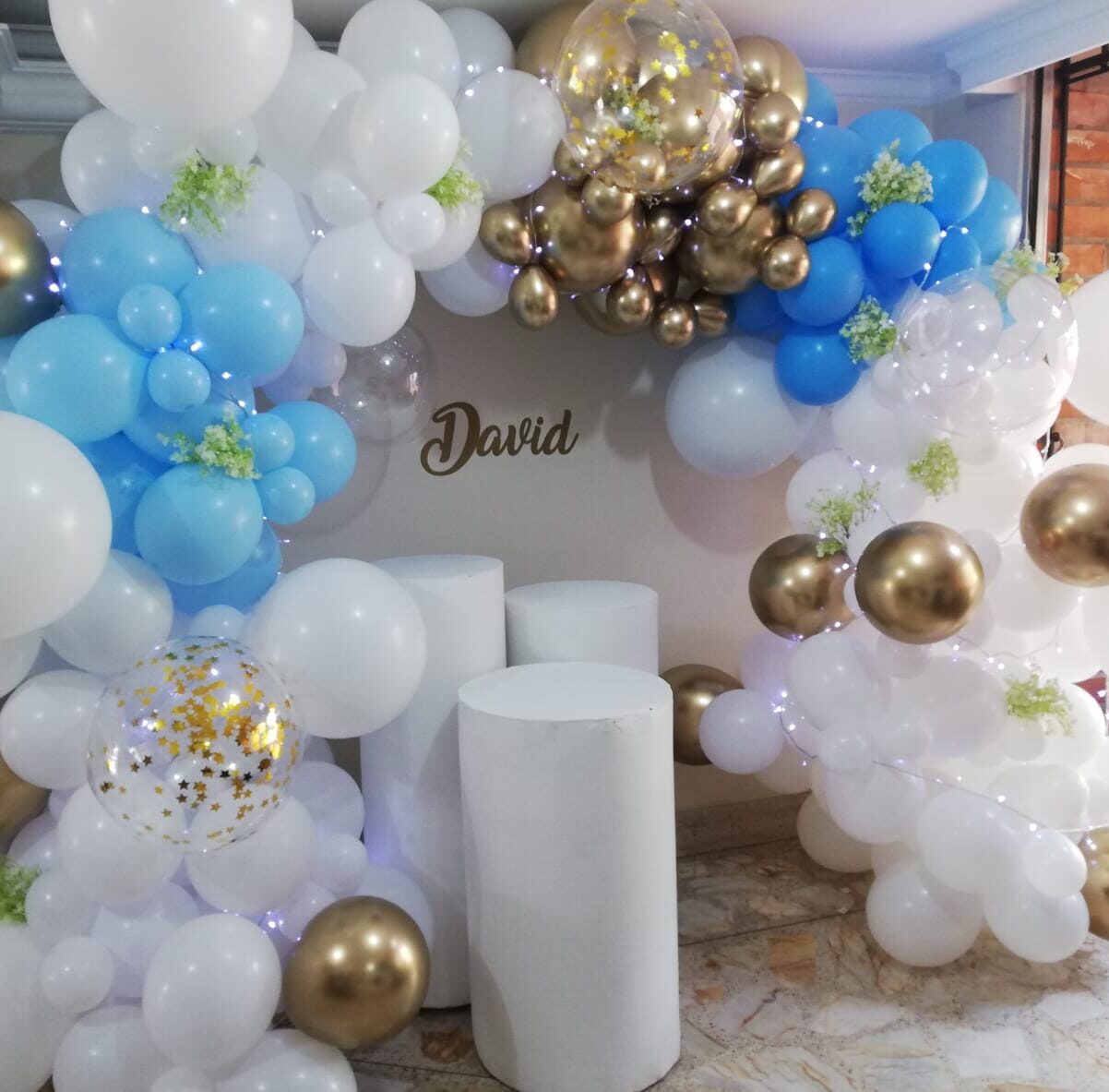 La Magia de la Decoración de Bautizos con bombas azules y blancas