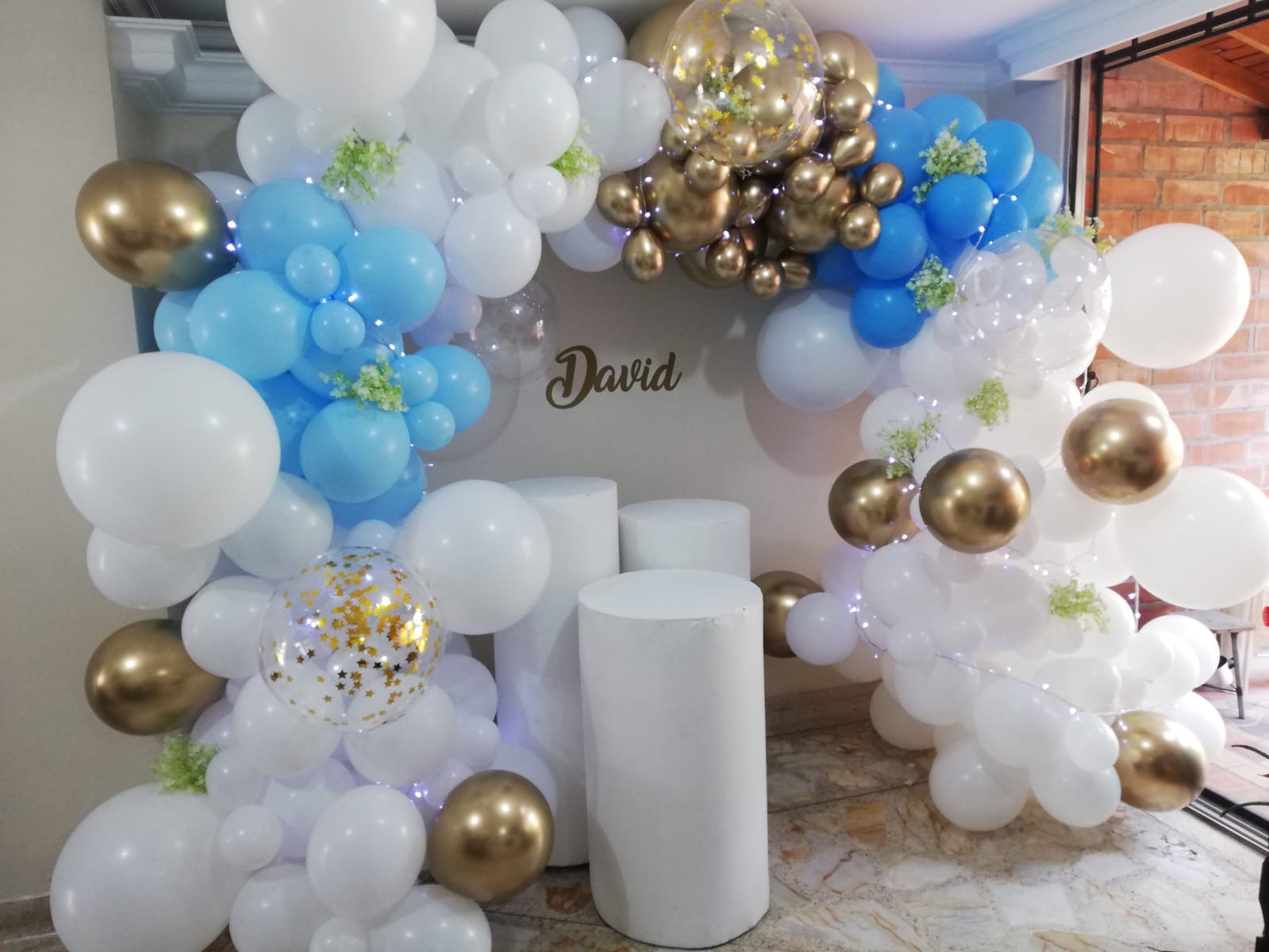 La Magia de la Decoración de Bautizos con bombas azules y blancas