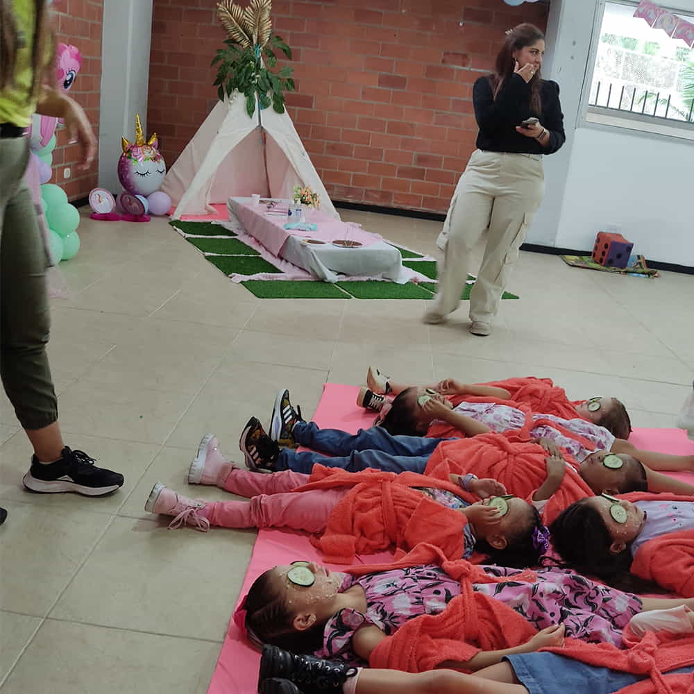 Animadores de fiestas Medellín haciéndole fiesta spa con una mascarilla en la cara para las invitadas