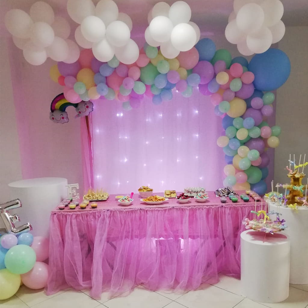 arreglos para bautizo de niña colores rosa con pastelitos y dulces con arco iris y letras plata