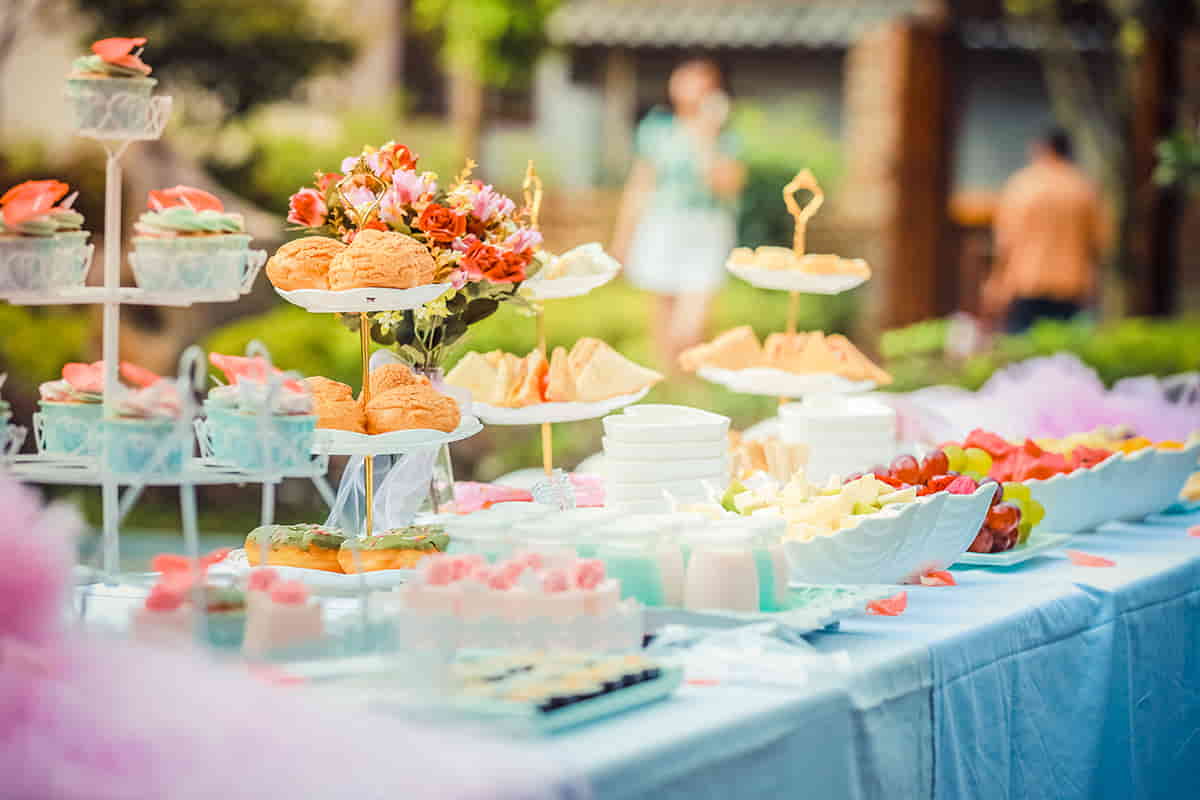 Decoración baby shower 2 con las mesas decoradas con panesillos y dulces color azules