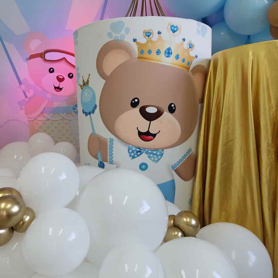 decoracion baby shower con una mesa de centro con osito estampado colores blancos azules y dorados