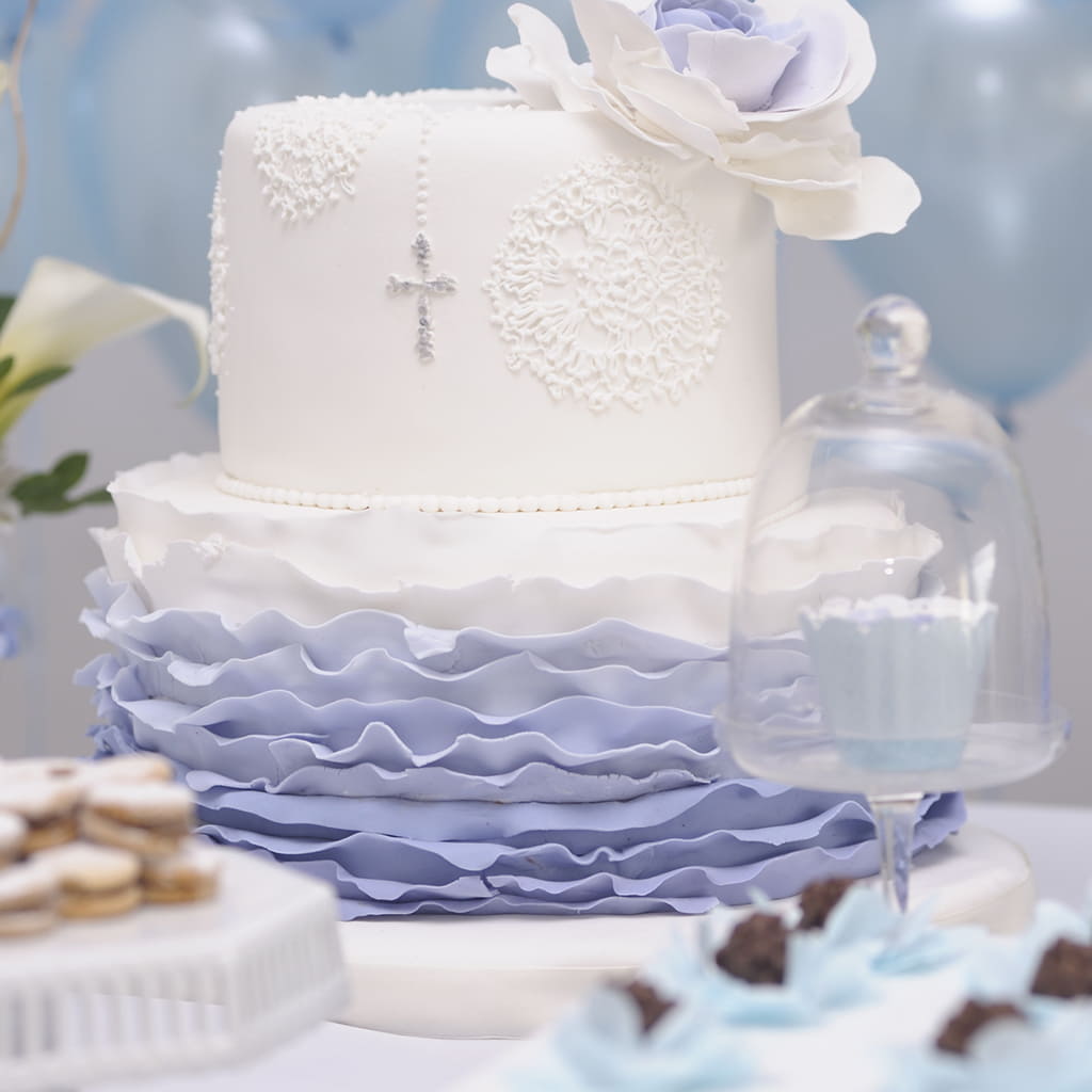 decoracion de torta bautizo con cruz en plata con galletas de arequipe y lienzos morados