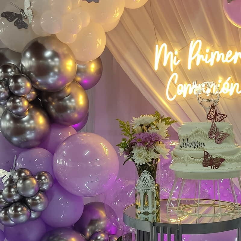 Decoración con bombas grises moradas y platas de primera comunión de valentina