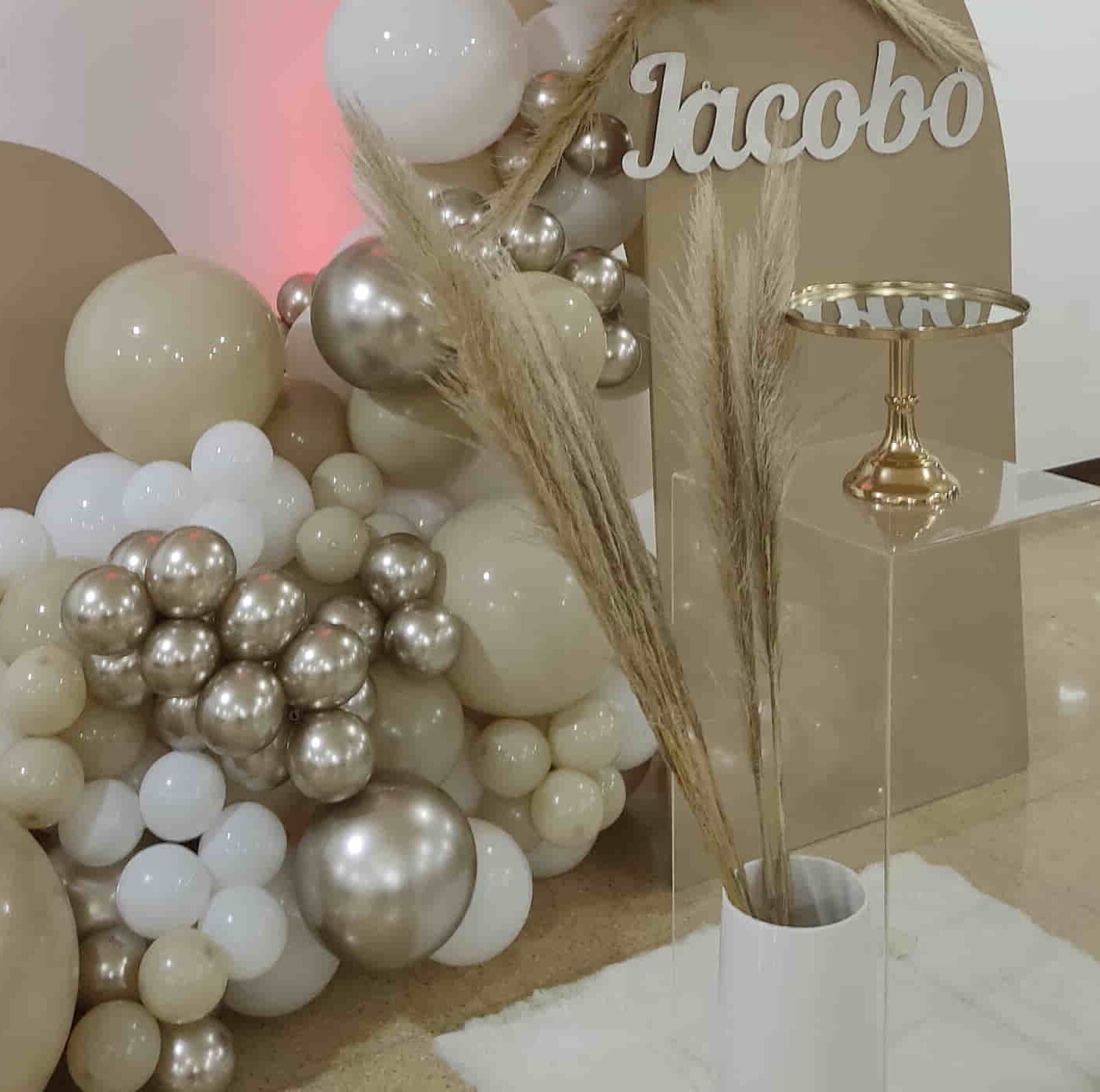 Decoración para Bautizo en Casa: Crea Recuerdos Íntimos decoración con bombas y manteles de color claros como el café y beige Decoración para Bautizo en Casa: Crea Recuerdos Íntimos decoración con bombas y manteles de color claros como el café y beige