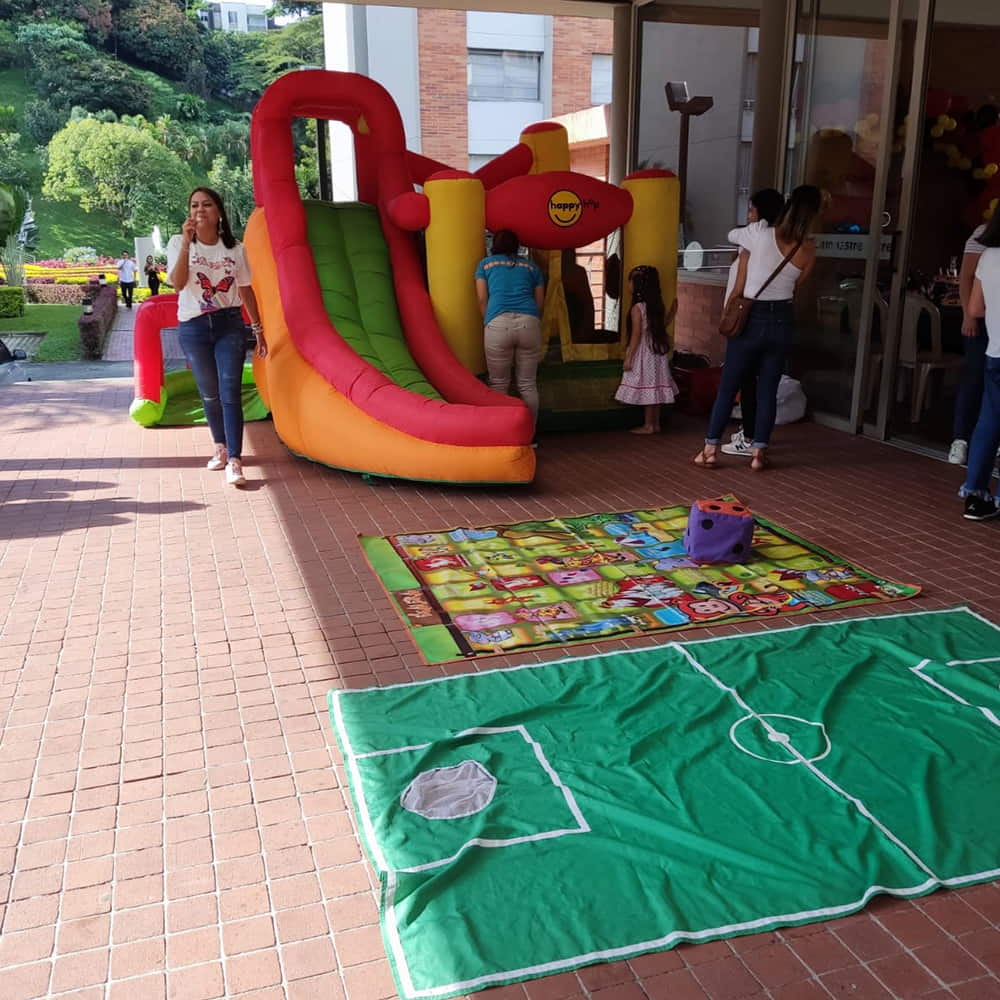 recreacion para cumpleaños infantil con inflable de culumpios mas tapetes de juegos