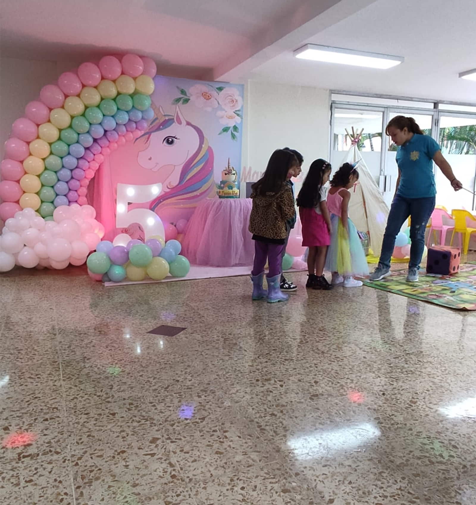 recreacionista infantil enseñandoles el nuevo juego del trensita inventado en recreaciones picardias