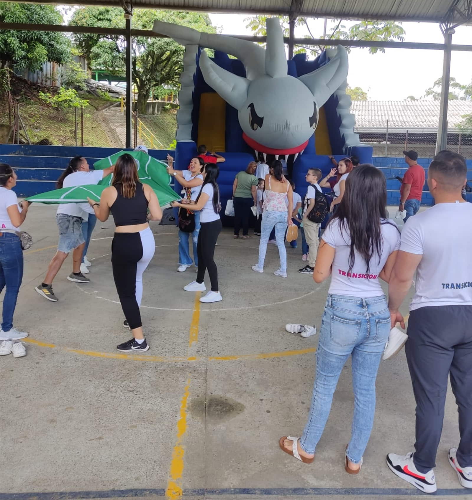 recreacionistas con un infable de forma de tiburosn en una fiesta infantil