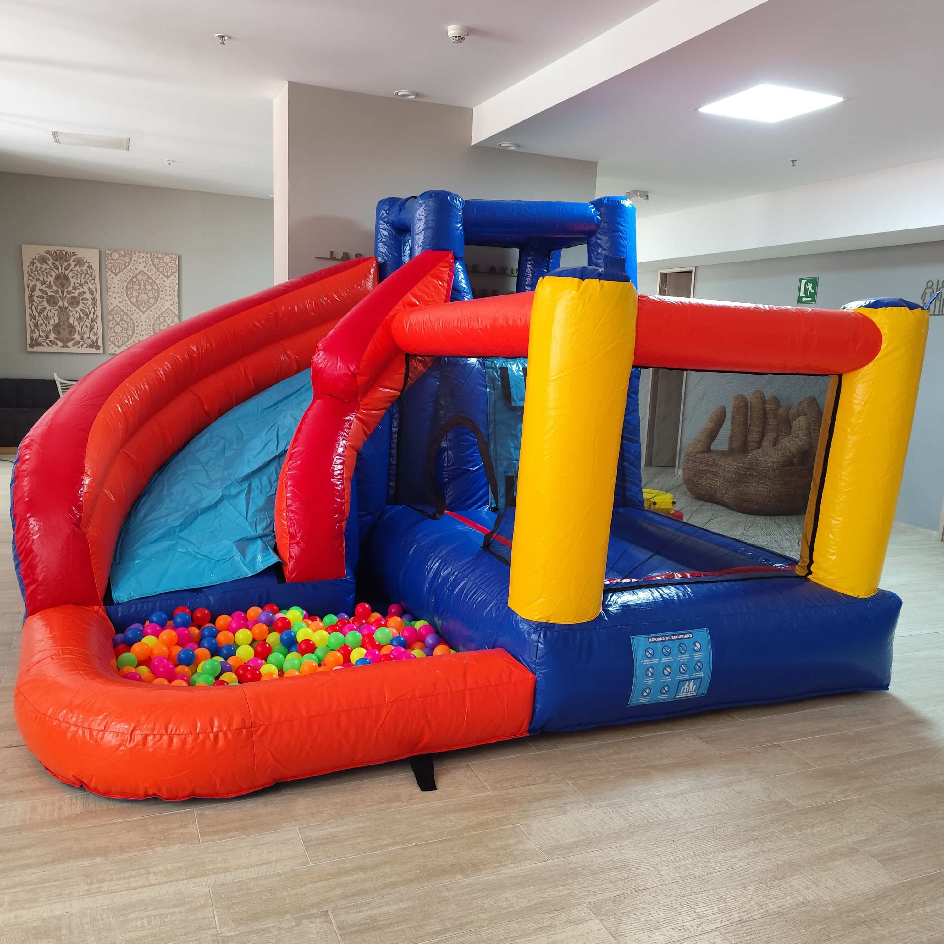 LEGO y tobogan con piscina de pelotas